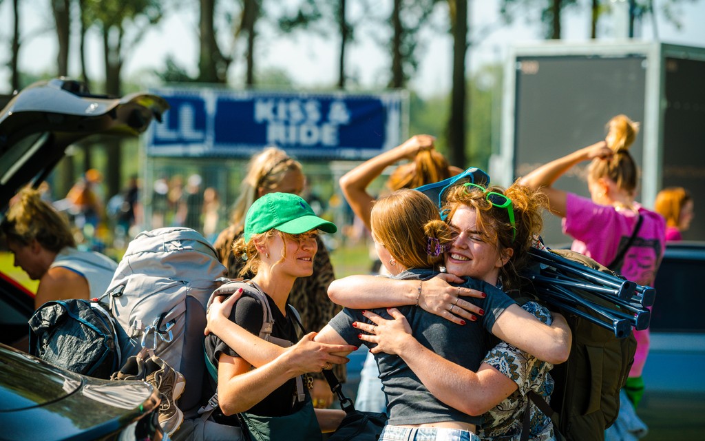 Bezoekers knuffelen bij Kiss & Ride Bezoekers knuffelen bij Kiss & Ride