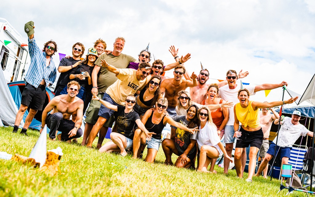 Blije groep bezoekers op de groepscamping Blije groep bezoekers op de groepscamping
